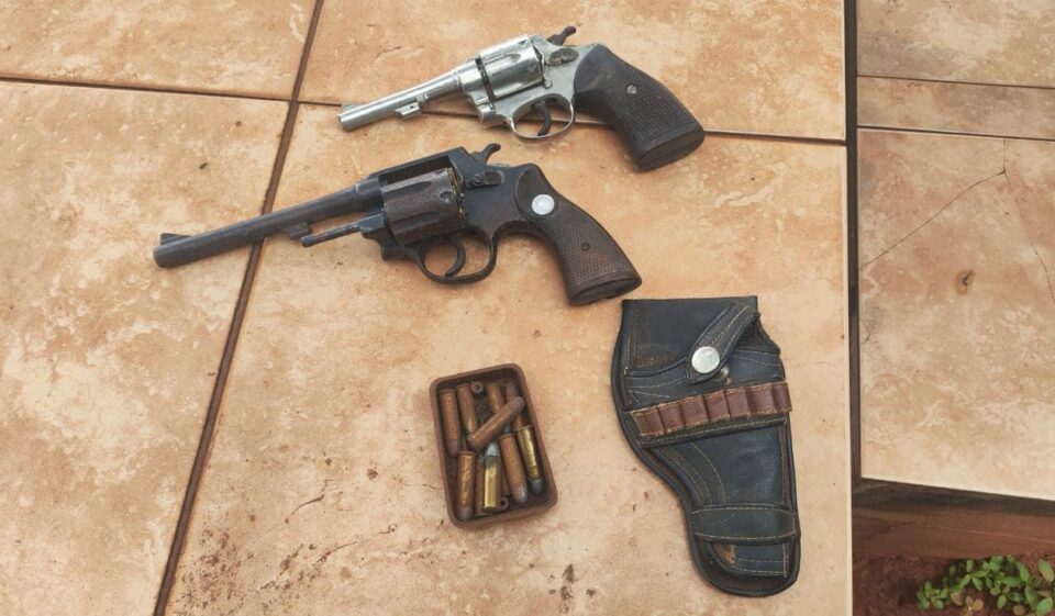 Idoso é detido por posse de armas após denúncia sobre criação de cobras em Emilianópolis